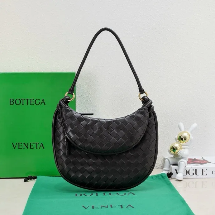 Batch 1860 Bv Shu Qi's same "Gemelli" twin bag 👇 Locked in advance 24 years of hot style 💕 Gemelli is paired with two half-moon shaped bags, matched with the brand's iconic intrecciato woven sheepskin, equipped with a detachable tubular handle, which can be used as a clutch, on the shoulder or by flipping the small crescent moon as a handle, or as a long shoulder strap 🉑️ crossbody The dual design has a personalized yet charming attitude, and the eye-catching visual impact brings an elegant and fashionable feeling. It is a bag worth buying💥 Size: 36x25x10, Model: 4281#